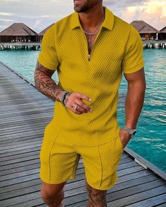 Détail de l'ensemble polo jaune moutarde pour homme avec maille texturée et col zippé