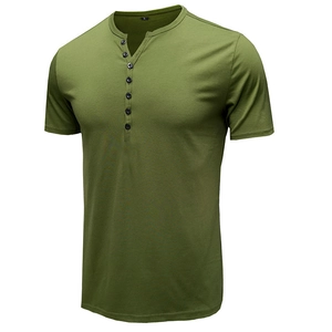 Détail du col d'un t-shirt Henley vert olive avec boutons noirs et étiquette taille L