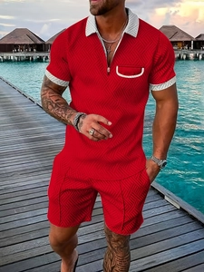 Détails de l'ensemble polo rouge pour hommes avec motif chevrons et col contrasté