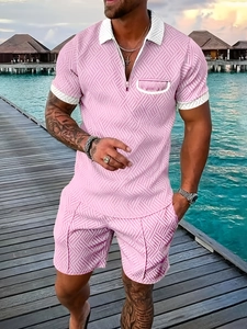 Détail d'un ensemble polo rose pour homme avec texture géométrique et col zippé blanc