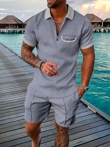 Détail d'un ensemble polo homme avec texture gaufrée et liserés blancs contrastés
