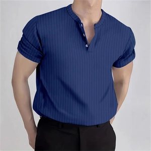 T-shirt Henley homme bleu marine à rayures verticales et boutons blancs contrastés