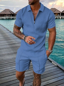 Détail de l'ensemble polo bleu pour homme avec maille texturée et col à fermeture éclair