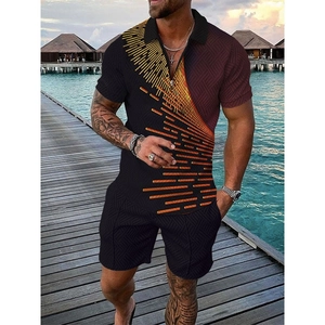 Détail ensemble d'été homme avec polo à imprimé géométrique et short assorti