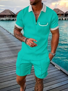 Gros plan sur l'ensemble polo turquoise, tissu jacquard chevrons et col zippé