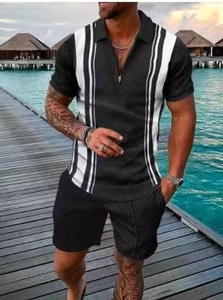Détail de l'ensemble polo pour hommes avec texture chevron et rayures verticales noires