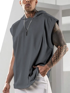 Dettaglio del gilet con cappuccio senza maniche grigio scuro in maglia traspirante e testo