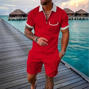 Ensemble d'été rouge pour hommes avec texture géométrique, polo zippé et short assorti