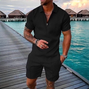 Ensemble polo d'été noir pour homme avec texture géométrique et col zippé à la plage