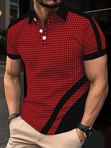 Détail d'un polo à manches courtes rouge à pois blancs et col contrasté noir pour hommes