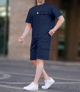 Dettaglio del set cargo blu navy con tasca sul petto e pantaloncini tattici coordinati