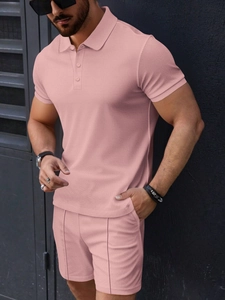 Détail de l'ensemble polo rose à manches courtes et short assorti en maille gaufrée