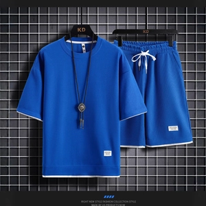 Completo casual da uomo in maglia a nido d'ape blu reale con t-shirt e pantaloncini