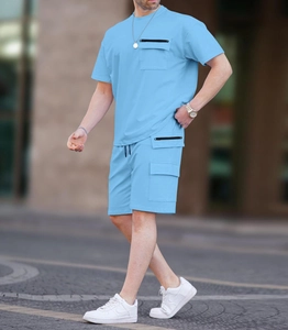 Dettaglio del set cargo uomo celeste con pantaloncini multitasche e t-shirt casual