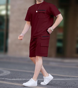 Dettaglio di un set cargo bordeaux con T-shirt multi-tasche e pantaloncini estivi