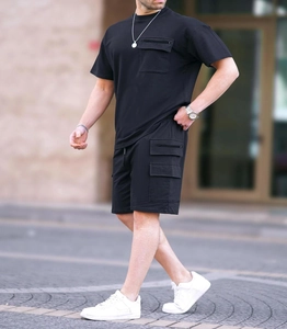 Completo cargo estivo da uomo nero con maglietta multitasche e pantaloncini casual