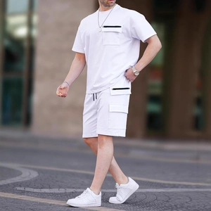 Completo estivo da uomo bianco con t-shirt a maniche corte e pantaloncini cargo