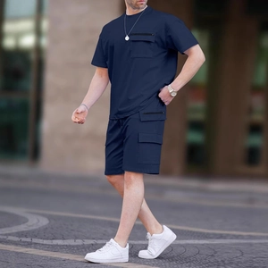 Completo estivo da uomo blu navy con t-shirt cargo con zip e pantaloncini coordinati