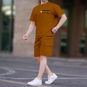 Completo estivo uomo caramello con maglietta a maniche corte e pantaloncini cargo multitasche