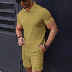 Ensemble deux pièces pour hommes vert moutarde avec polo et short en tissu gaufré