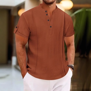 Haut Henley pour homme en orange brûlé à manches courtes avec col boutonné et tissu texturé
