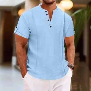 Polo Henley bleu clair pour homme avec col officier et texture de tissu haut de gamme