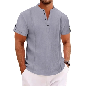 Polo gris décontracté à manches courtes pour homme avec tissu texturé et col montant