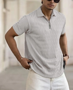 Détail du tissu jacquard texturé et de la fermeture éclair sur le polo pour hommes chic