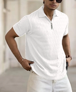 Détail de polo blanc pour homme avec texture jacquard et col à fermeture éclair métallique