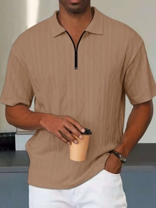 Dettaglio della polo in maglia jacquard kaki con moderna cerniera nera sul colletto