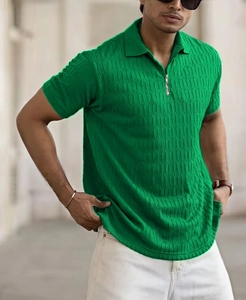 Détail du polo vert avec fermeture éclair et tissu à texture nid d'abeille