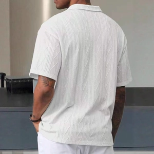 Détail d'un polo en maille blanche avec texture de tricot torsadé et col rétro chic