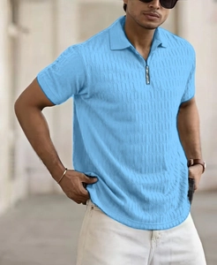 Détail du polo pour hommes bleu clair avec col zippé et tissu jacquard texturé