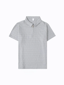 Détail de polo gris pour homme avec texture alvéolée 3D et fermeture éclair au col