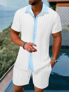 Détail du tissu de chemise color-block bleu et blanc et texture gaufrée pour ensemble homme