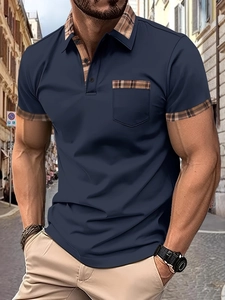 Détail du polo bleu marine avec motifs à carreaux marron sur le col et la poche de poitrine