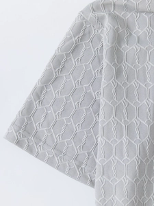 Détail macro du polo pour hommes avec tissu en maille nid d'abeille gris clair