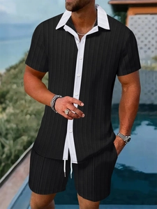 Détail de l'ensemble de plage pour hommes avec texture gaufrée et liserés contrastés