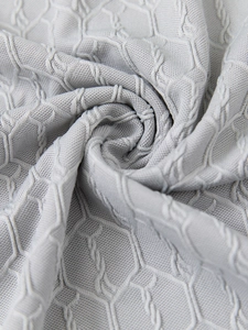 Vue macro du tissu polo gris clair avec des textures de tricot jacquard de qualité