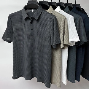 Vue détaillée du tissu respirant à texture gaufrée sur des polos pour hommes multicolores