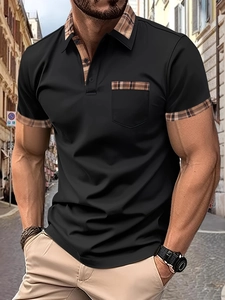Gros plan détaillé du col rayé et de la poche poitrine sur un polo noir pour homme
