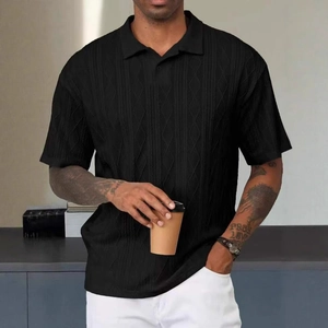 Polo rétro pour homme en tricot texturé noir avec col classique et manches courtes