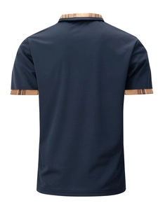 Détail du dos du polo bleu marine avec col et poignets à carreaux de couleur kaki