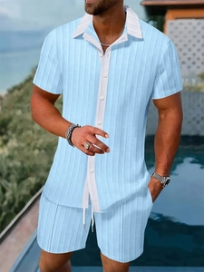 Détail de l'ensemble de plage bleu clair pour hommes avec tissu gaufré et col contrasté