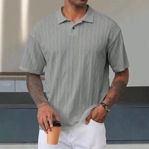 Polo en maille texturée pour homme avec motifs géométriques et manches courtes en gris