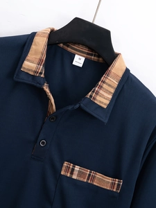 Détail de polo bleu marine pour homme avec col à carreaux et étiquette de taille M