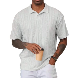 Polo en maille texturée gris clair pour hommes avec col rétro et manches courtes vintage