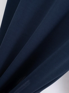 Gros plan sur le tissu en maille bleu marine respirant du polo pour hommes