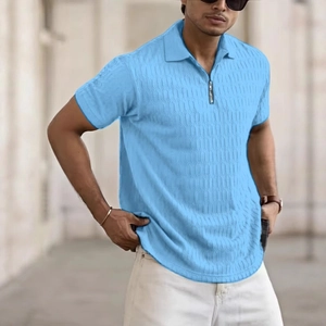 Polo homme bleu clair ajusté avec tissu texturé gaufré et fermeture éclair pour l'été