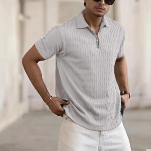 Polo en maille gris clair pour homme avec fermeture éclair et motif texturé
